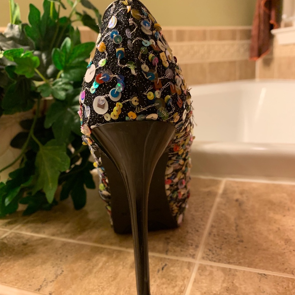 Women Heels - Picture 3 of 3